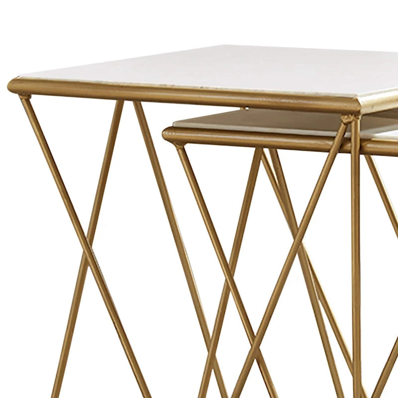 Tables gigognes en marbre blanc et doré, lot de 2