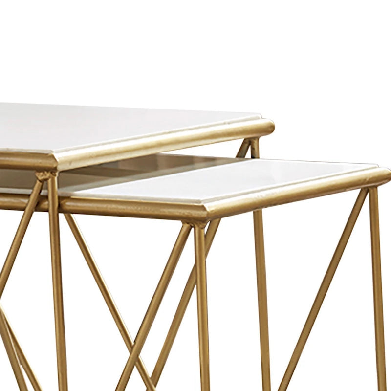 Tables gigognes en marbre blanc et doré, lot de 2