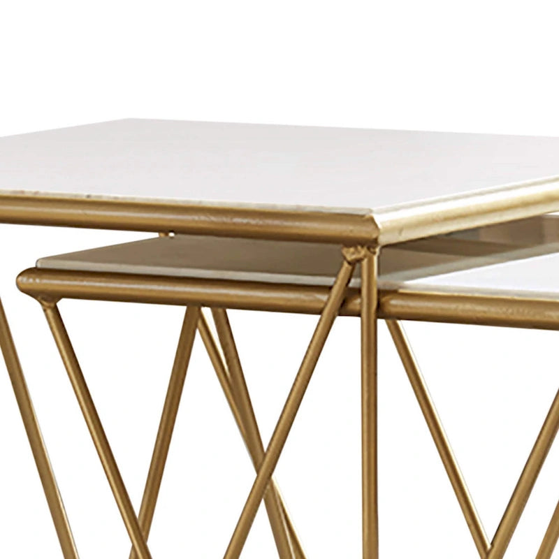 Tables gigognes en marbre blanc et doré, lot de 2