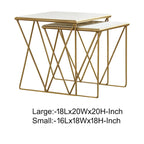 Tables gigognes en marbre blanc et doré, lot de 2